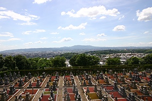 奈良盆地を見渡す三笠霊苑の眺望