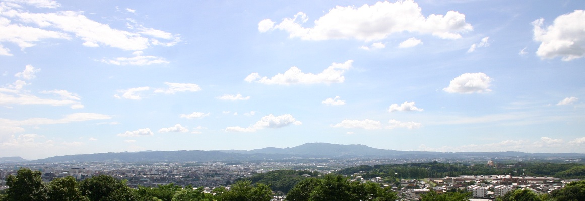 三笠霊苑から一望する奈良盆地と生駒の山並み