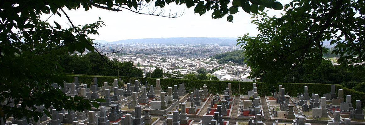 三笠霊苑の墓地と奈良盆地の眺め