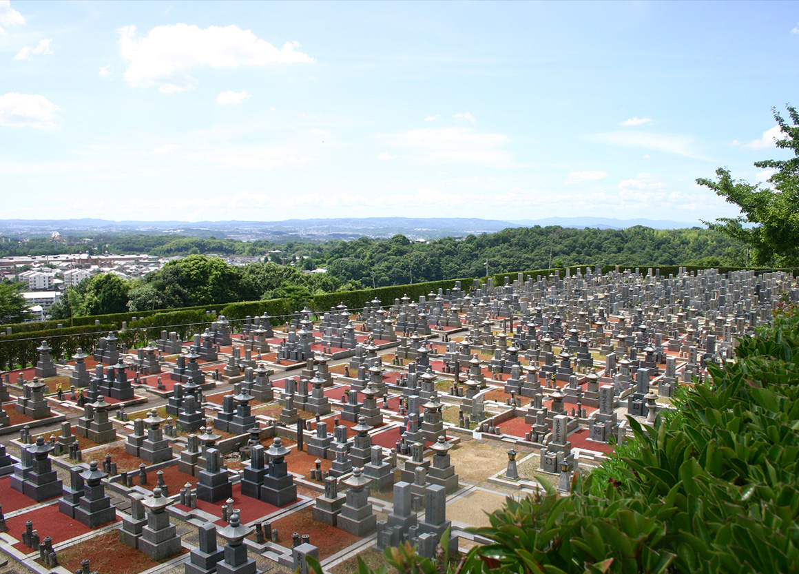 三笠霊苑の高台から望む苑内と奈良盆地