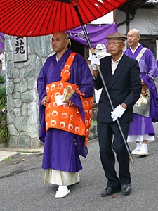 参道で営まれる法要