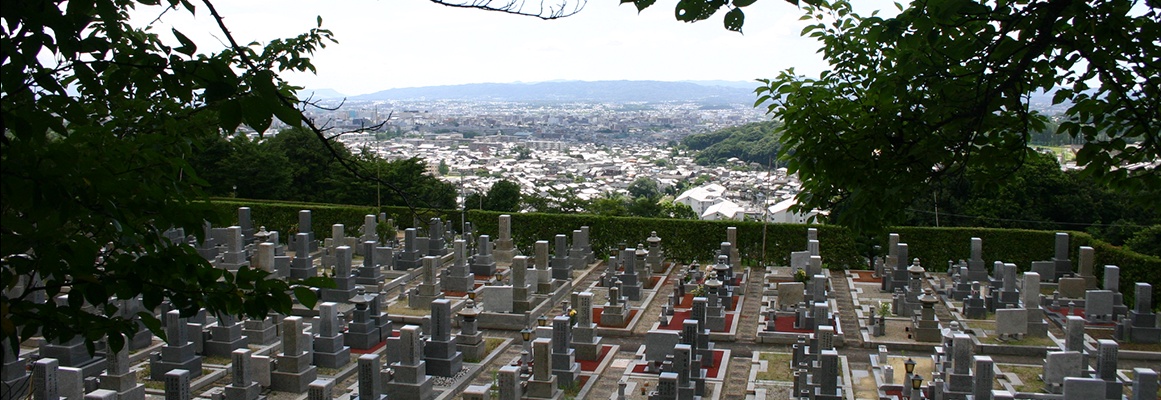 三笠霊苑の墓地から望む奈良盆地